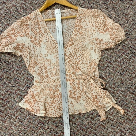 Mine Ivory and Tan Print Wrap Front Puffed Short Sleeve Peplum Gauze Top Size L - Picture 11 of 11